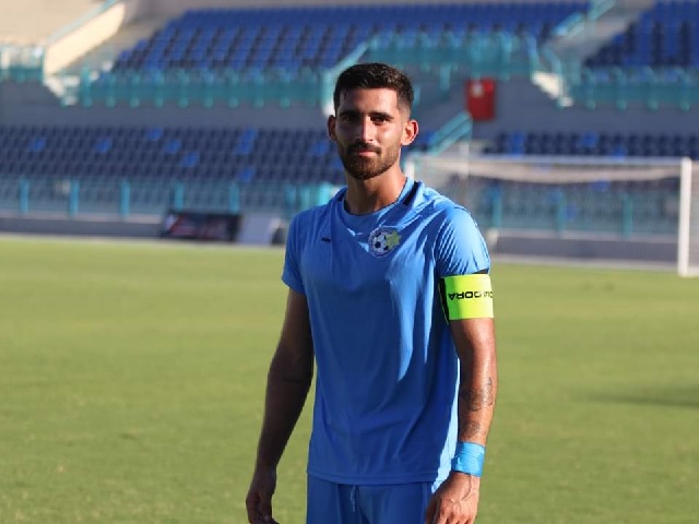 שלט במרכז המגרש. גולן (דאפר מחאמיד)